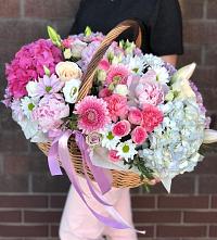 Композиция солнечный день в Жирнове Цветочная композиция из Розы, Хризантемы, Пионы и Лизиантусы в корзине в Жирнове