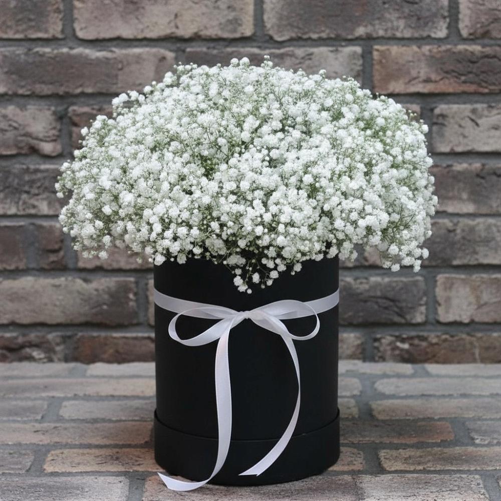 Цветочная композиция из Гипсофила в шляпной коробке в Жирнове