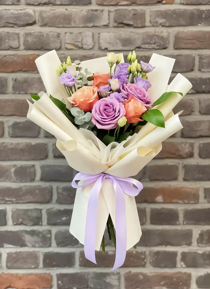 Букет цветов из: Лизиантусы и Розы в Жирнове