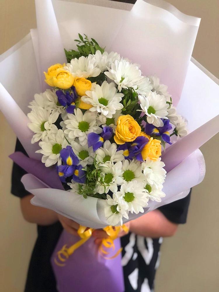 Букет цветов из: Ирисы, Хризантемы и Розы в Жирнове
