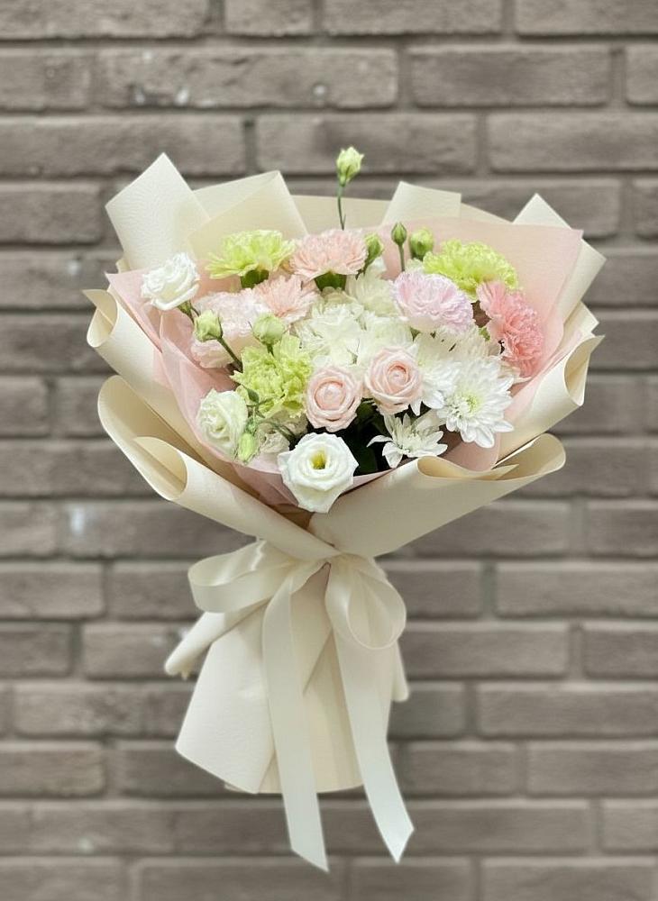 Букет цветов из: Гвоздики, Розы, Лизиантусы и Хризантемы в Жирнове