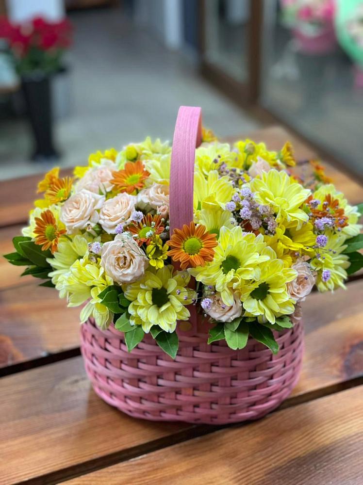 Цветочная композиция из Хризантемы и Розы в корзине в Жирнове