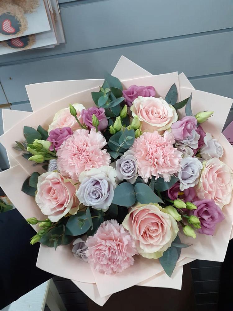 Букет цветов из: Розы, Гвоздики и Лизиантусы в Жирнове